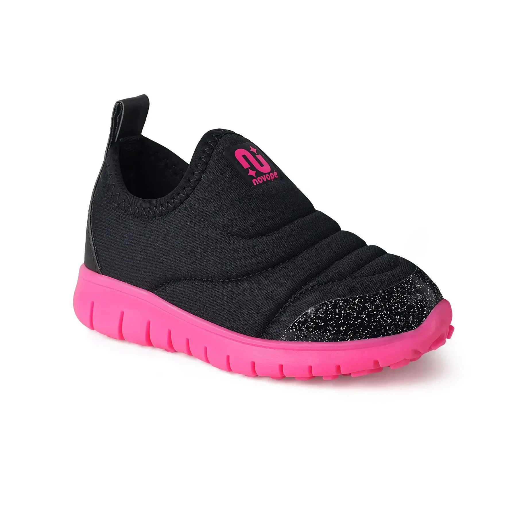 Tênis infantil slip-on preto com glitter rosa vista frontal com logo Novopé
